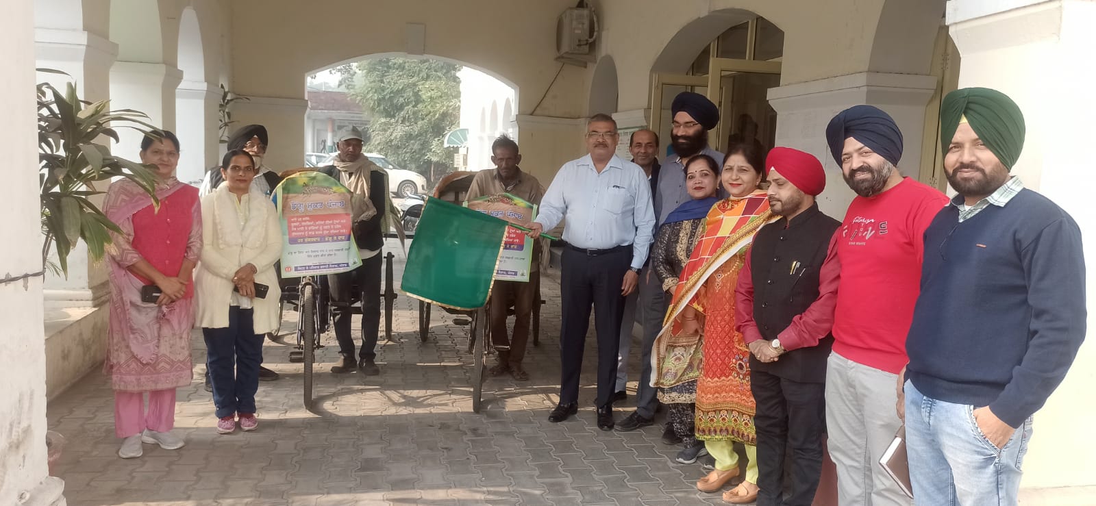 Civil Surgeon flags off rickshaws to raise awareness about dengue